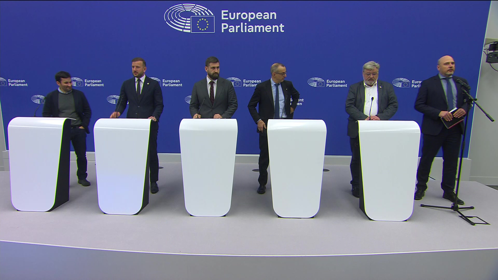 Press Conference by Andrey NOVAKOV (EPP, BG), rapporteur, Virginijus SINKEVIČIUS (Greens/EFA, LT) , vice-chair of TRAN Committee and the shadow rapporteurs on Air passenger rights